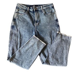 Hollister Light Wash Ultra High Rise Mom Jeans Distressed size 7 Short